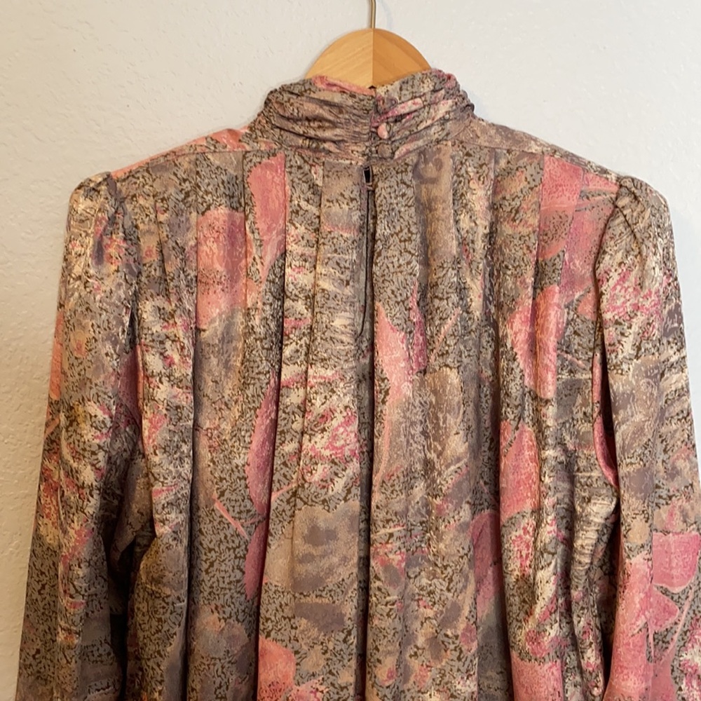 Vintage floral blouse exaggerated shoulder pads and pleated neckline - Picture 7 of 10